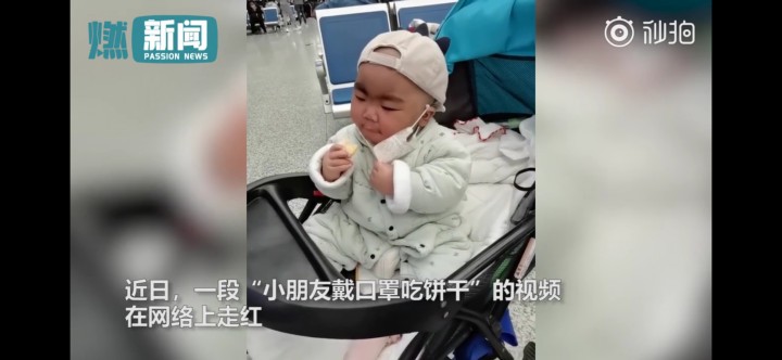 小萌娃“教科書式”吃餅干視頻截圖