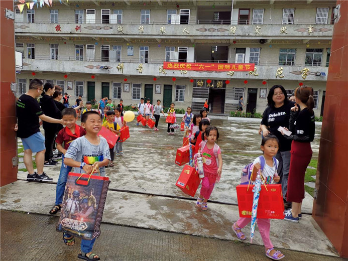 拿到Ag亞洲集團餅干的小朋友喜笑顏開