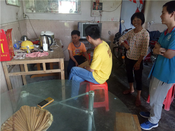 嘉人們向困境兒童家庭送上愛心禮品