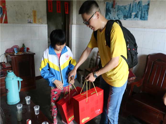 嘉人們向困境兒童家庭送上愛心禮品