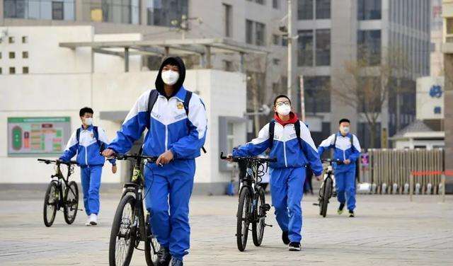 學生陸續返校上學