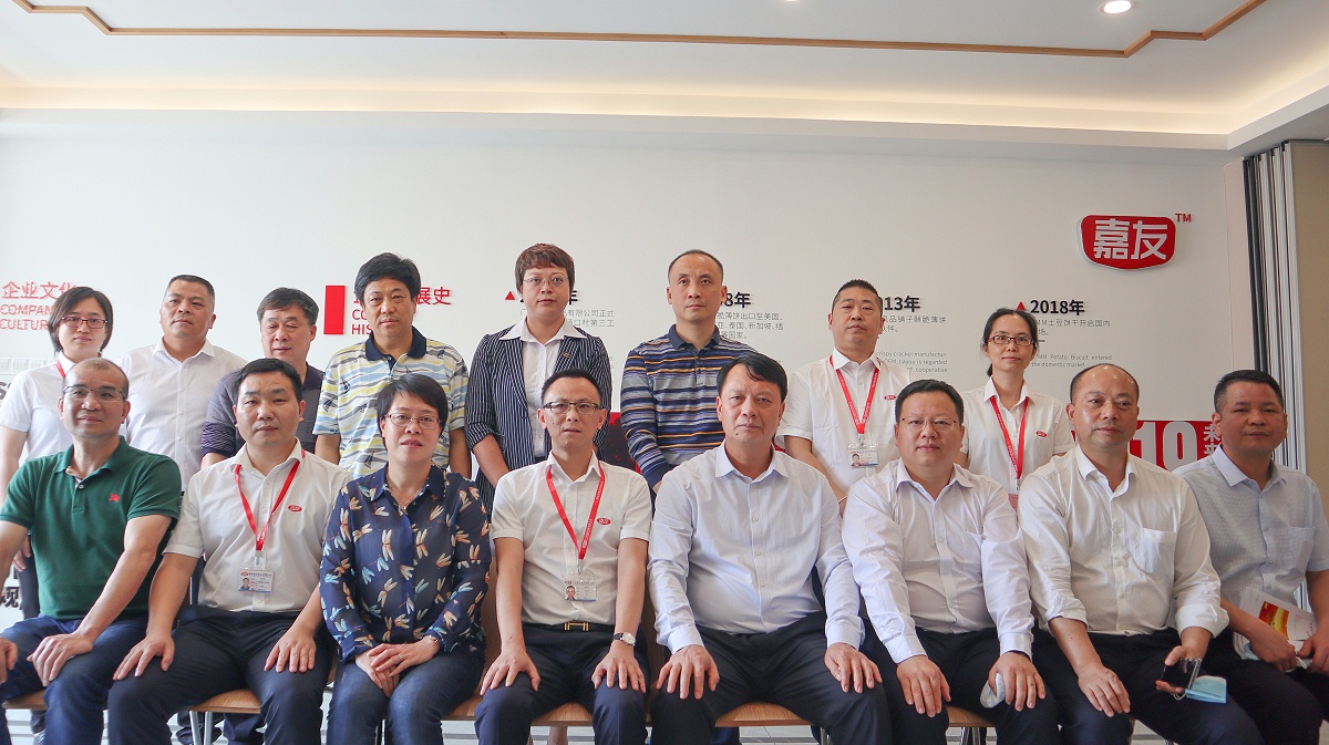 韶關(guān)市領(lǐng)導(dǎo)與嘉人們合照留念