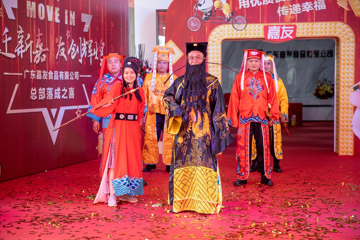 OEM部門職員扮演“包青天”、“展昭”和“護衛們”