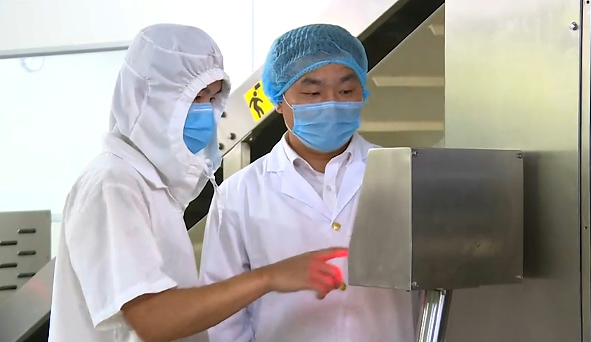 熊總監在生產車間