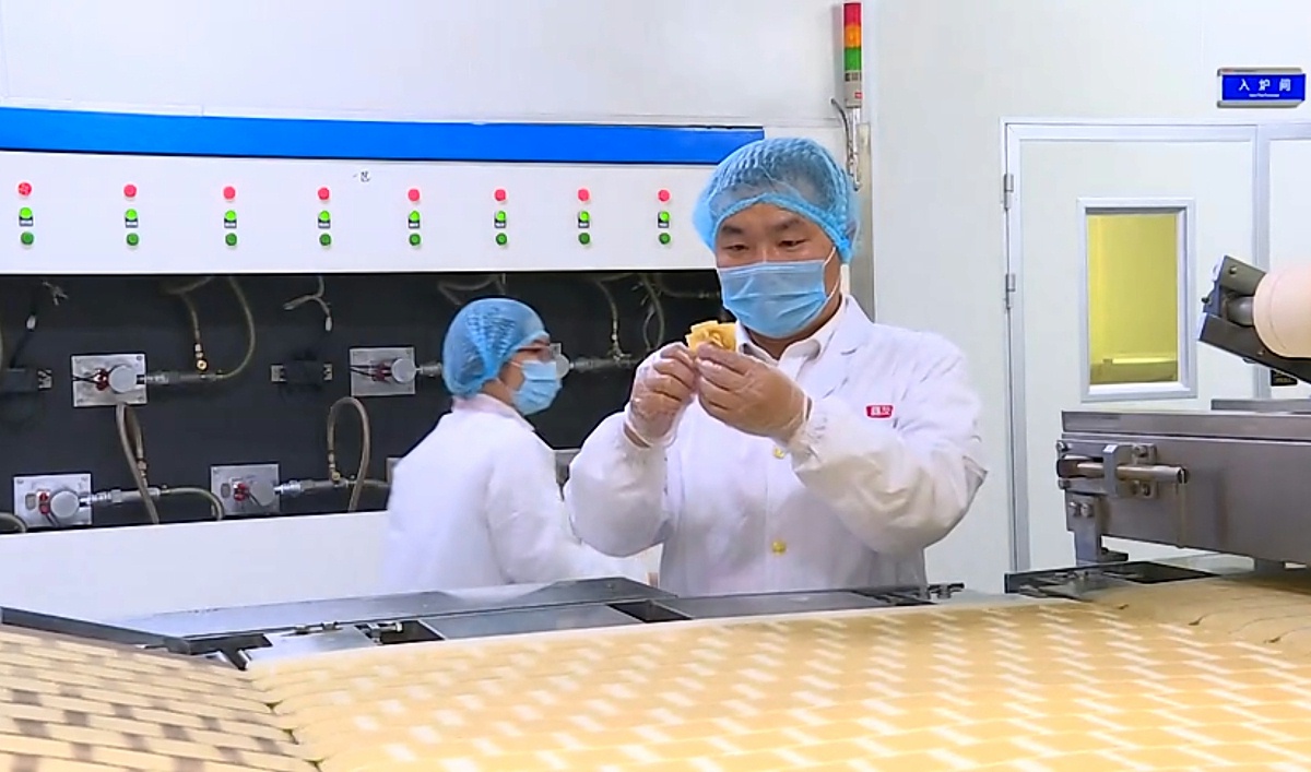 熊總監在生產車間