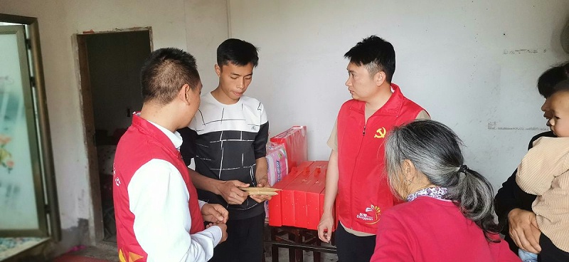 嘉人力所能及獻愛心，接力困難員工攜手共濟 (2)